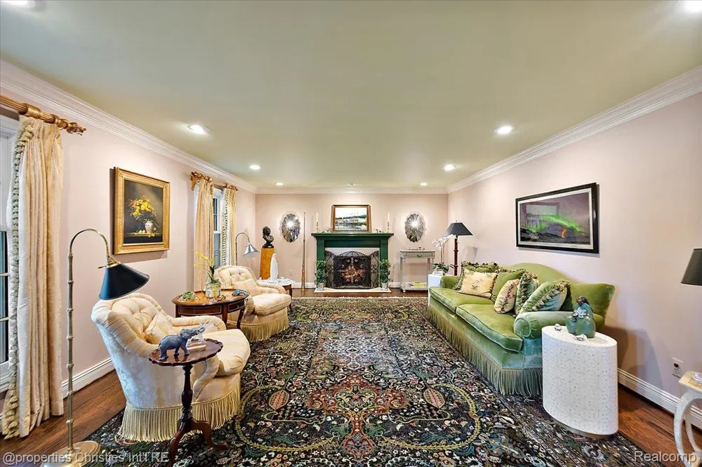 950 E Glengarry Circle Bloomfield Hills City, MI 48301