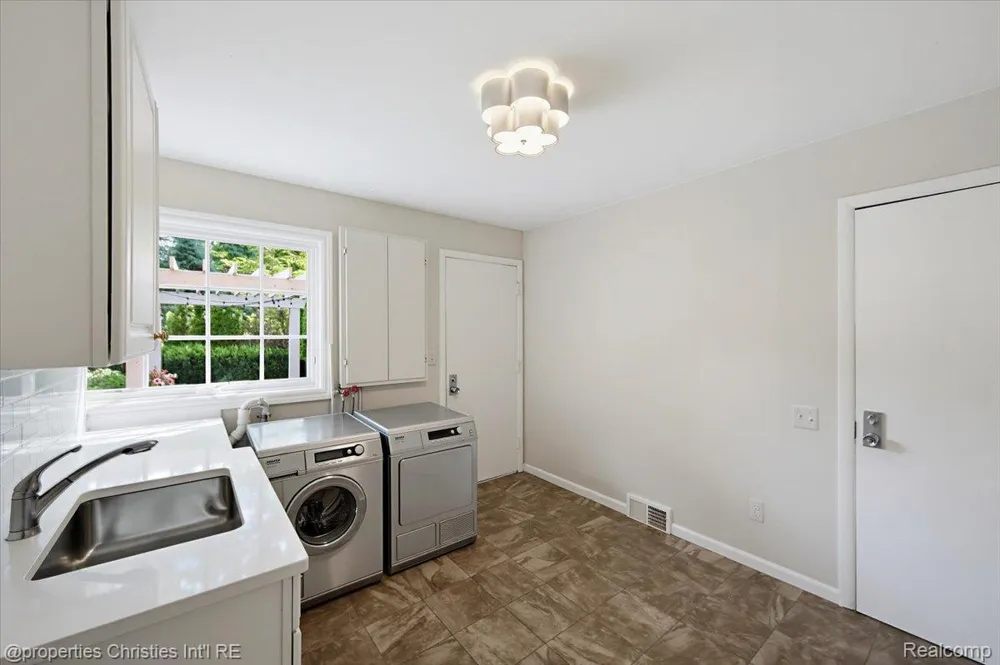 950 E Glengarry Circle Bloomfield Hills City, MI 48301