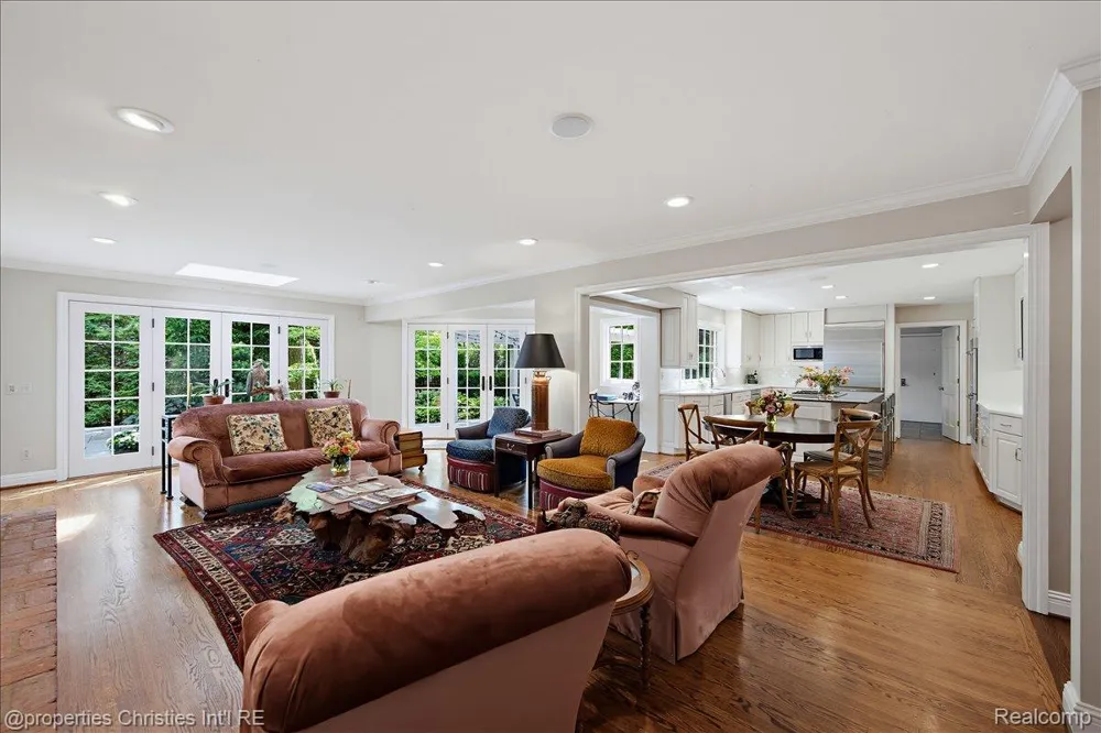 950 E Glengarry Circle Bloomfield Hills City, MI 48301