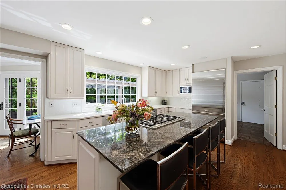 950 E Glengarry Circle Bloomfield Hills City, MI 48301