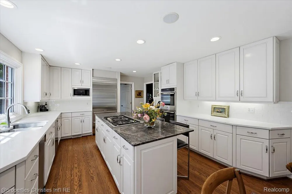 950 E Glengarry Circle Bloomfield Hills City, MI 48301