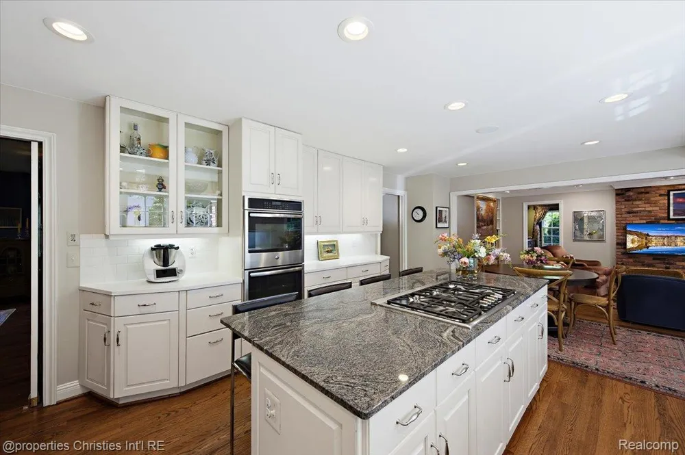950 E Glengarry Circle Bloomfield Hills City, MI 48301