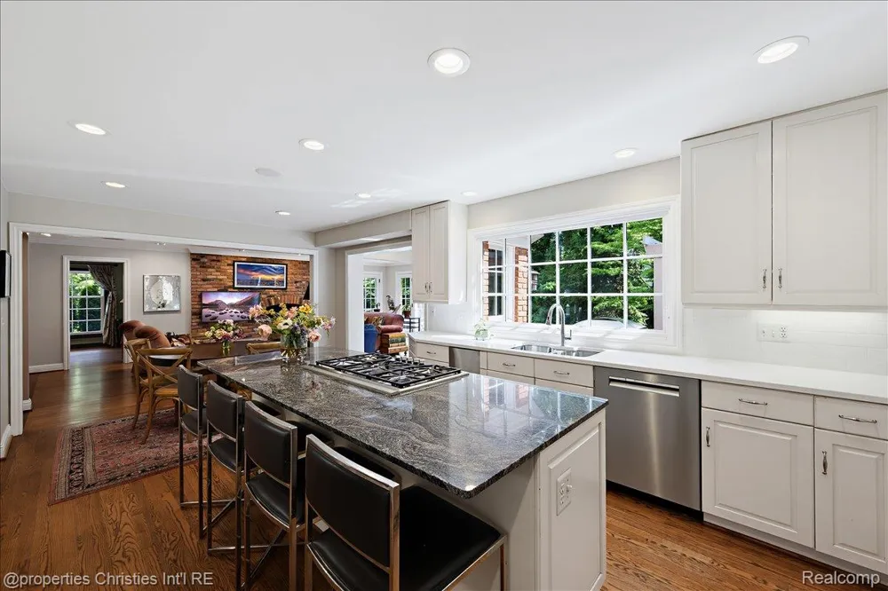 950 E Glengarry Circle Bloomfield Hills City, MI 48301
