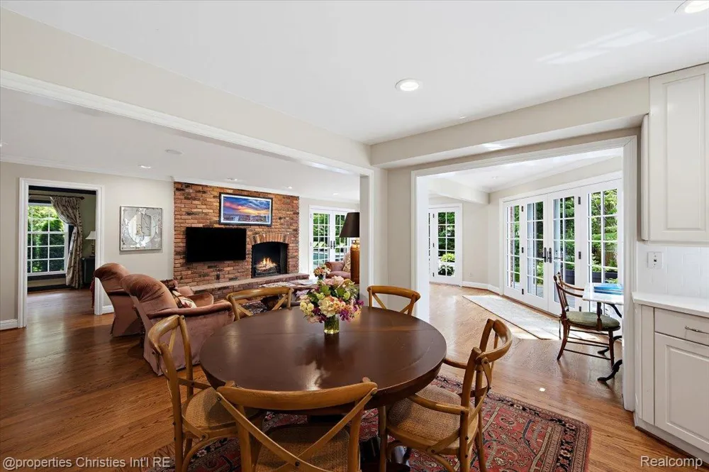 950 E Glengarry Circle Bloomfield Hills City, MI 48301