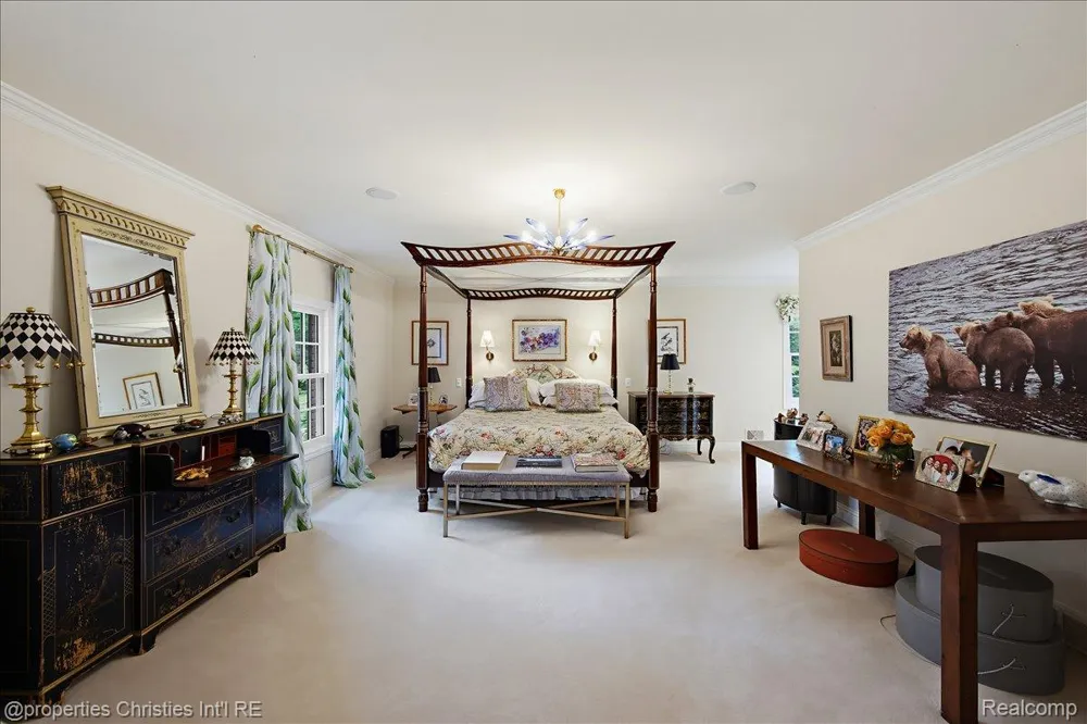 950 E Glengarry Circle Bloomfield Hills City, MI 48301