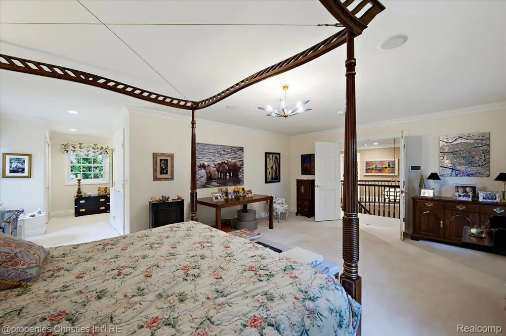 950 E Glengarry Circle Bloomfield Hills City, MI 48301