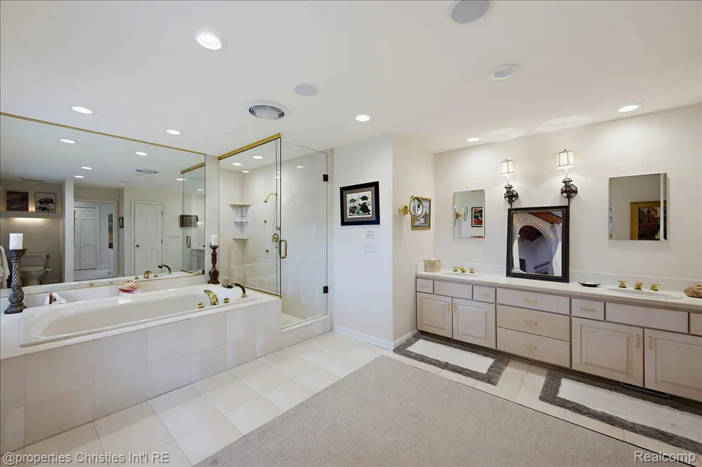 950 E Glengarry Circle Bloomfield Hills City, MI 48301