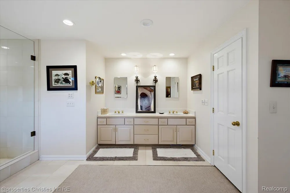 950 E Glengarry Circle Bloomfield Hills City, MI 48301