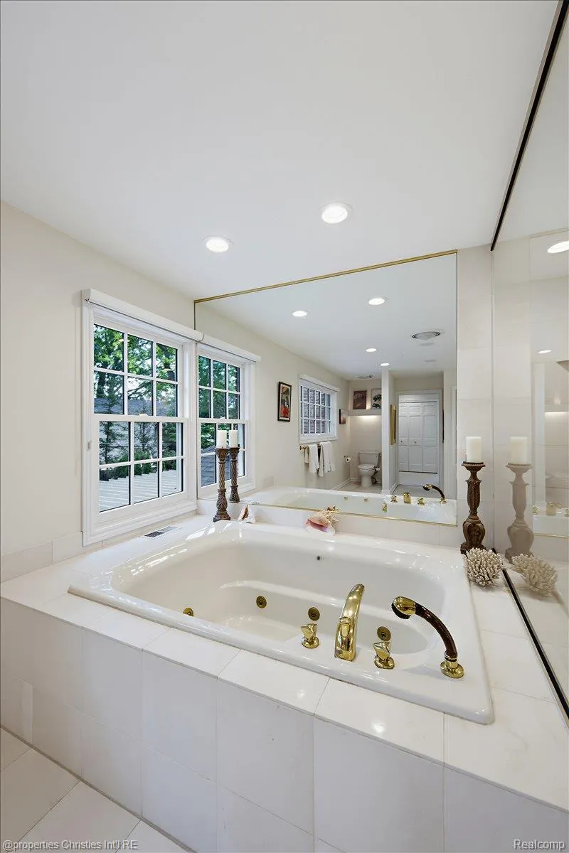 950 E Glengarry Circle Bloomfield Hills City, MI 48301