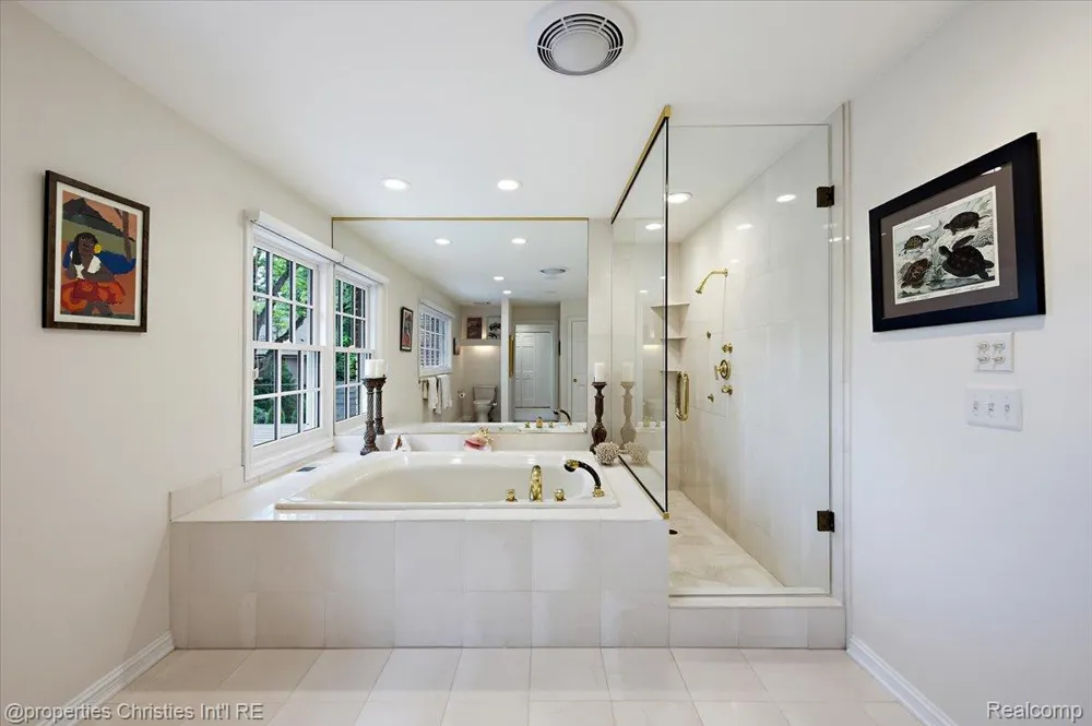 950 E Glengarry Circle Bloomfield Hills City, MI 48301