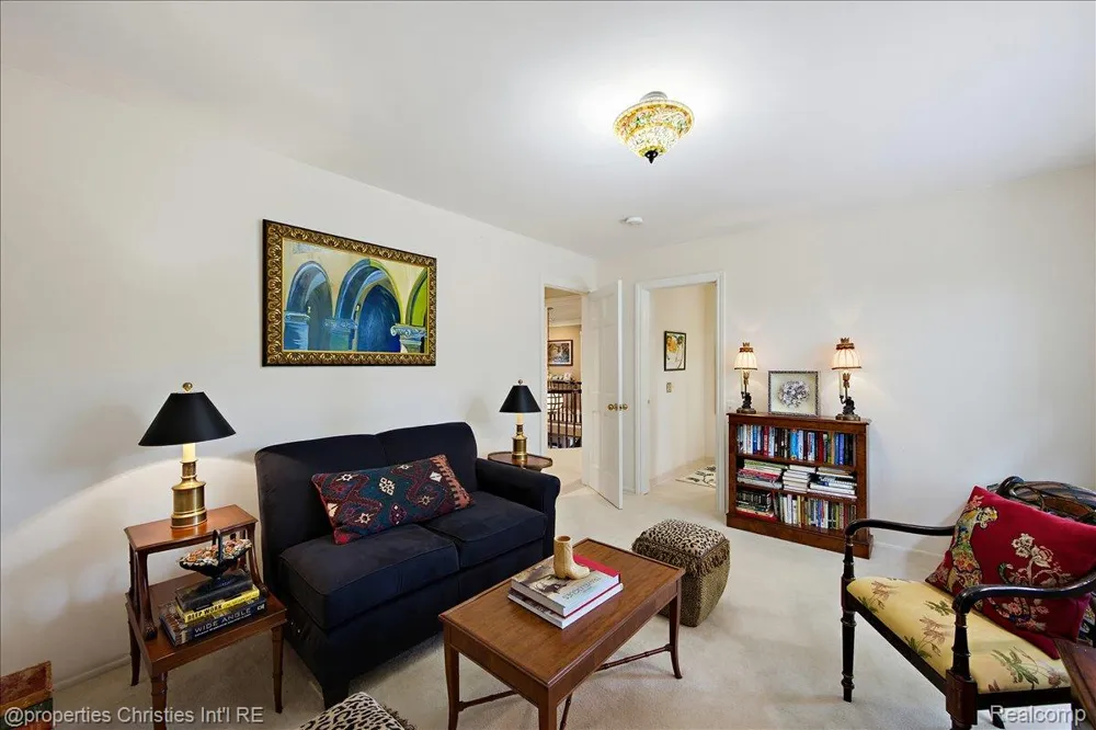 950 E Glengarry Circle Bloomfield Hills City, MI 48301