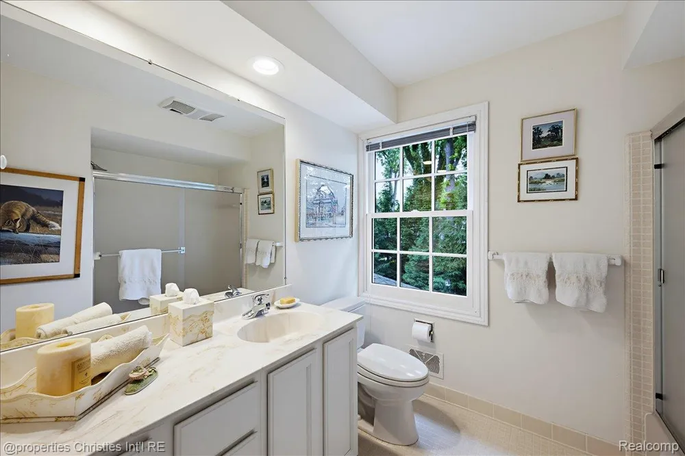 950 E Glengarry Circle Bloomfield Hills City, MI 48301