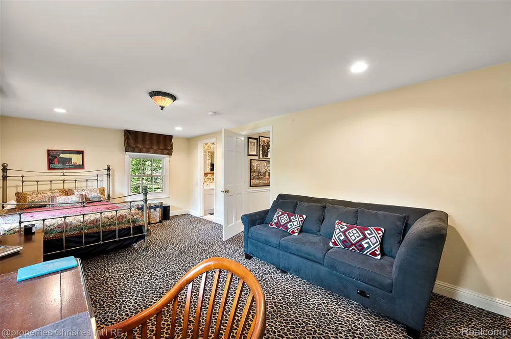 950 E Glengarry Circle Bloomfield Hills City, MI 48301