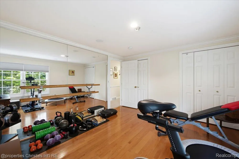 950 E Glengarry Circle Bloomfield Hills City, MI 48301