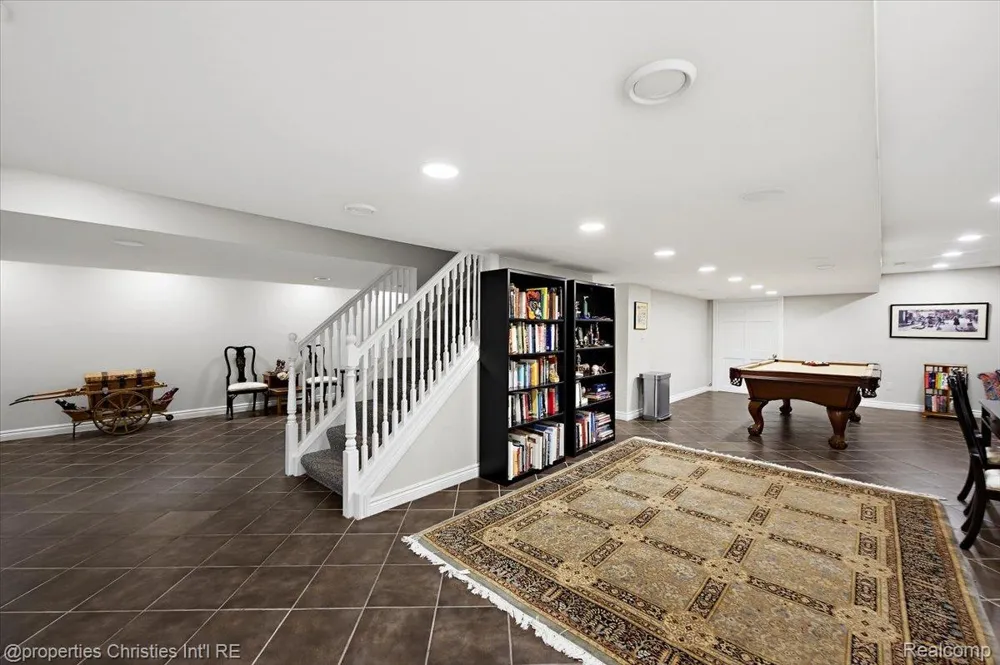 950 E Glengarry Circle Bloomfield Hills City, MI 48301