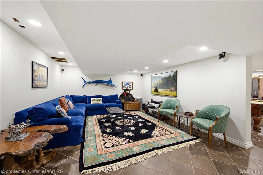 950 E Glengarry Circle Bloomfield Hills City, MI 48301