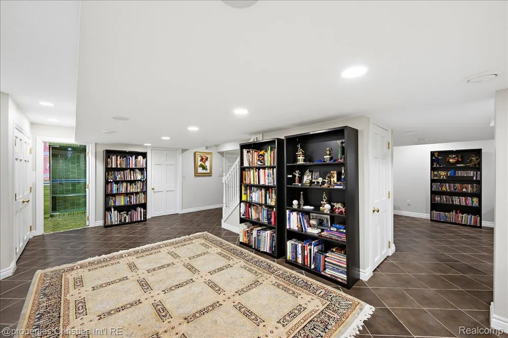 950 E Glengarry Circle Bloomfield Hills City, MI 48301