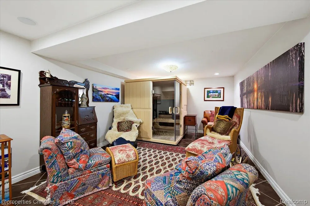 950 E Glengarry Circle Bloomfield Hills City, MI 48301