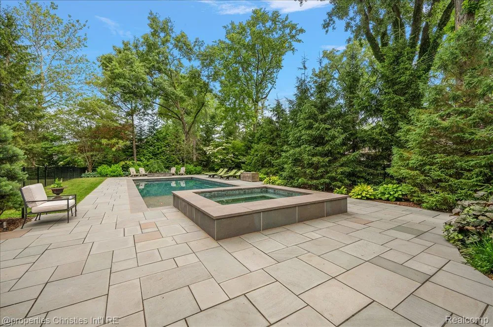 950 E Glengarry Circle Bloomfield Hills City, MI 48301