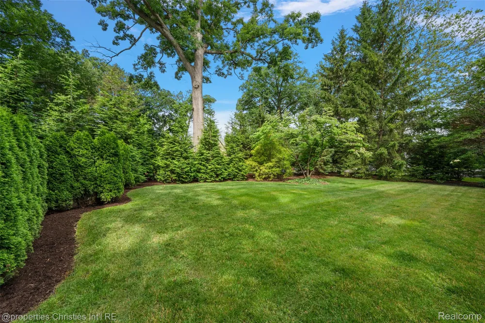 950 E Glengarry Circle Bloomfield Hills City, MI 48301