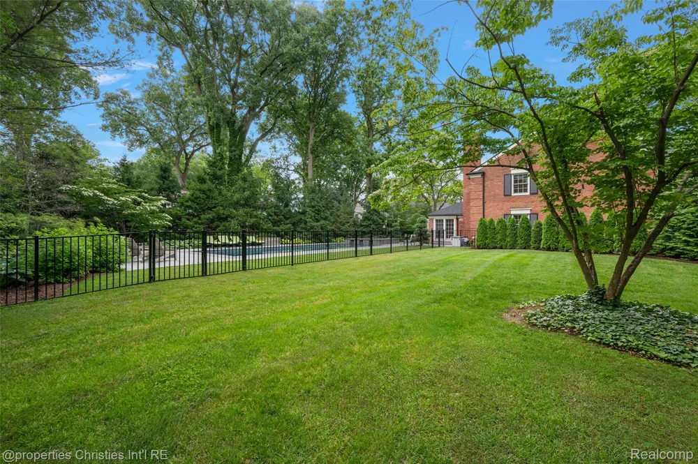 950 E Glengarry Circle Bloomfield Hills City, MI 48301