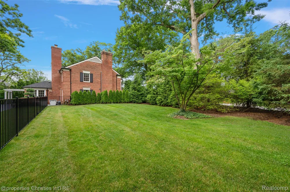 950 E Glengarry Circle Bloomfield Hills City, MI 48301