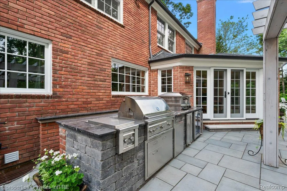 950 E Glengarry Circle Bloomfield Hills City, MI 48301