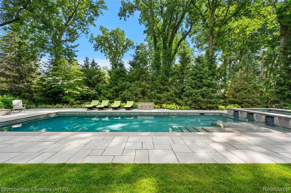 950 E Glengarry Circle Bloomfield Hills City, MI 48301
