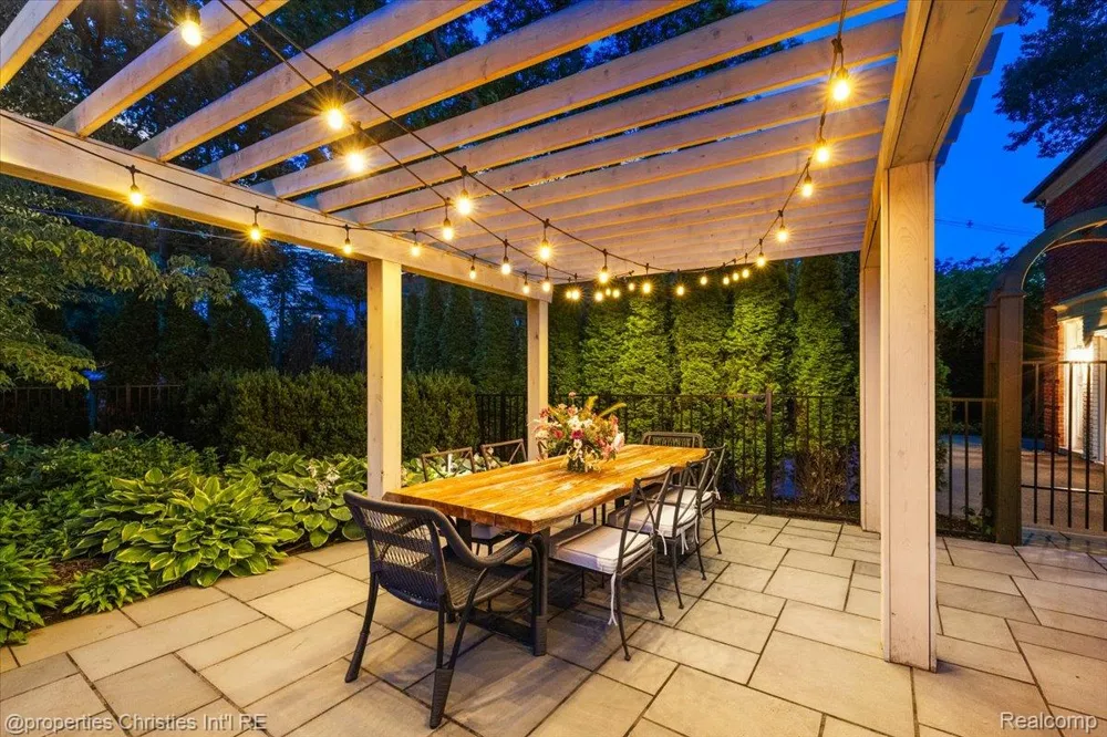 950 E Glengarry Circle Bloomfield Hills City, MI 48301