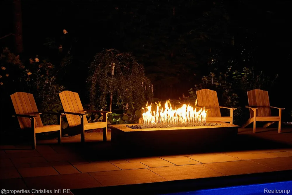 950 E Glengarry Circle Bloomfield Hills City, MI 48301