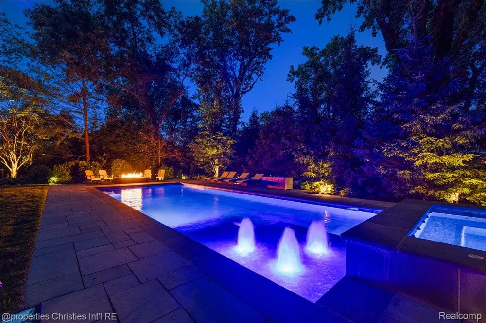 950 E Glengarry Circle Bloomfield Hills City, MI 48301