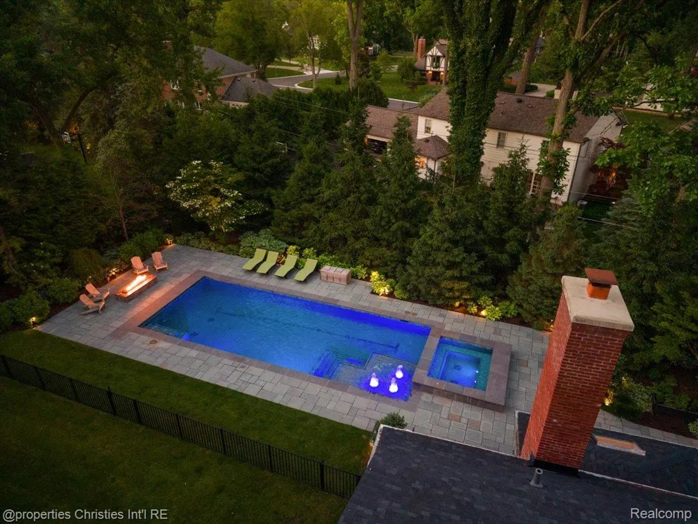 950 E Glengarry Circle Bloomfield Hills City, MI 48301