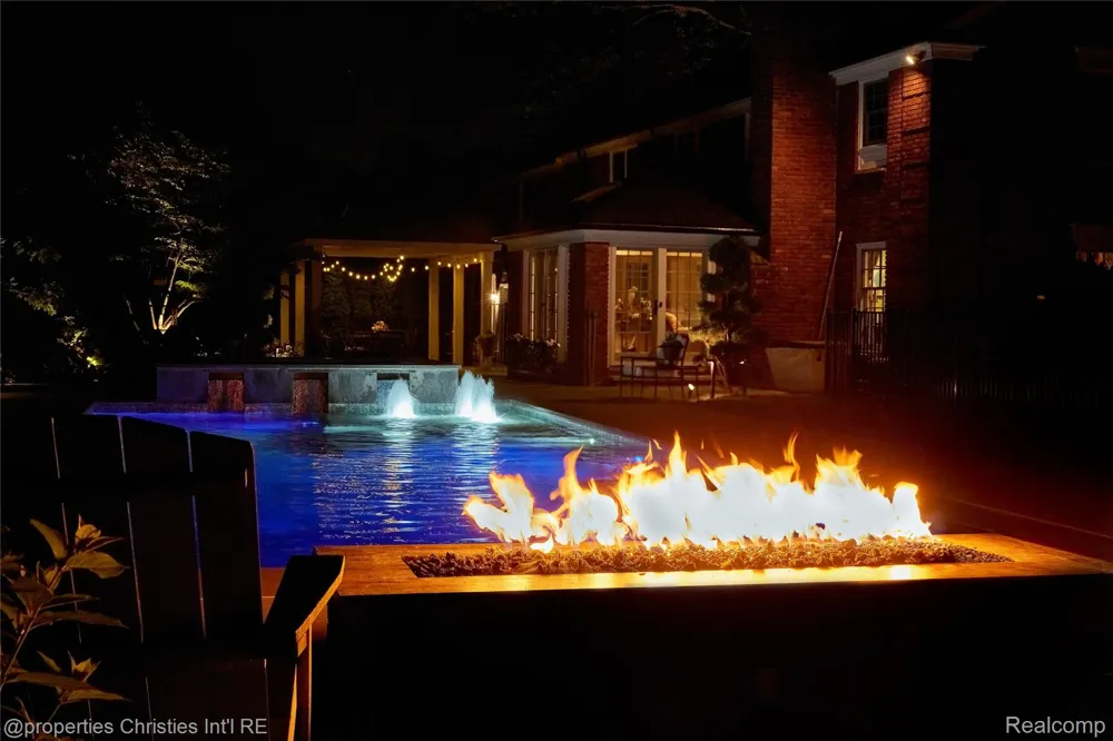 950 E Glengarry Circle Bloomfield Hills City, MI 48301