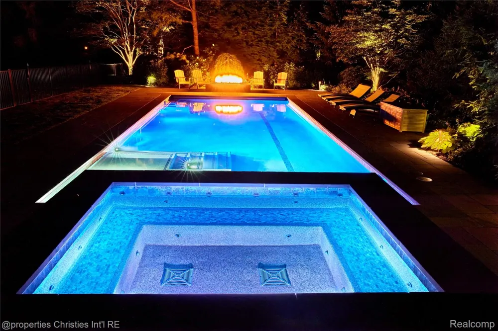 950 E Glengarry Circle Bloomfield Hills City, MI 48301