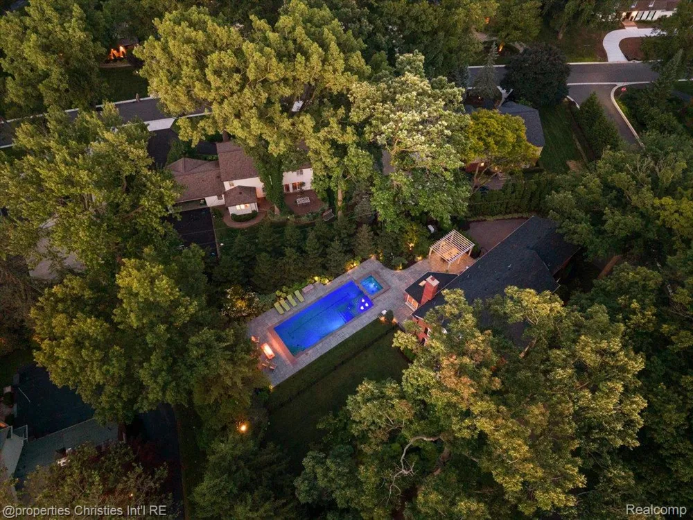 950 E Glengarry Circle Bloomfield Hills City, MI 48301