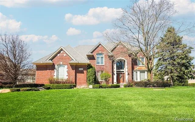 54182 Queensborough Drive Shelby Charter Township, MI 48315