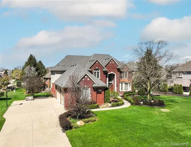 54182 Queensborough Drive Shelby Charter Township, MI 48315