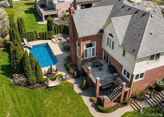 54182 Queensborough Drive Shelby Charter Township, MI 48315