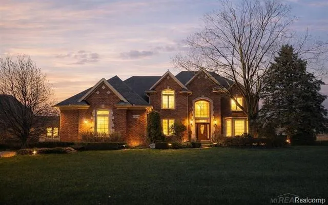 54182 Queensborough Drive Shelby Charter Township, MI 48315