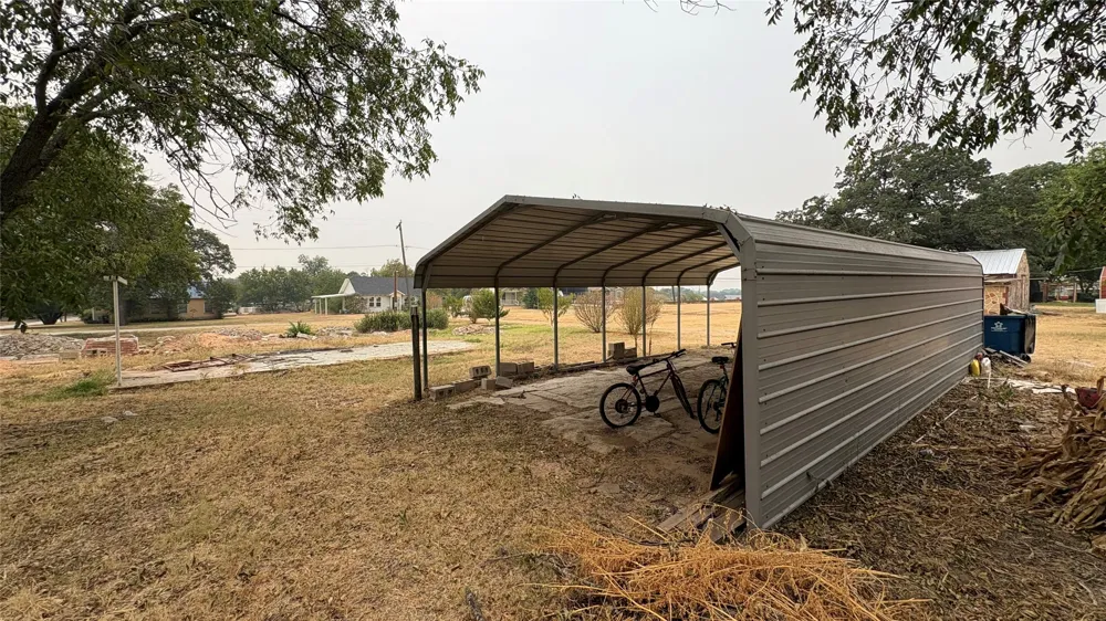 701 W Manchaca Avenue De Leon, TX 76444