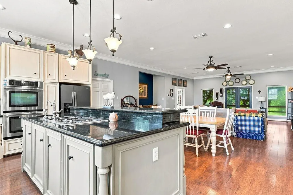 746 12th Street Dickinson, TX 77539