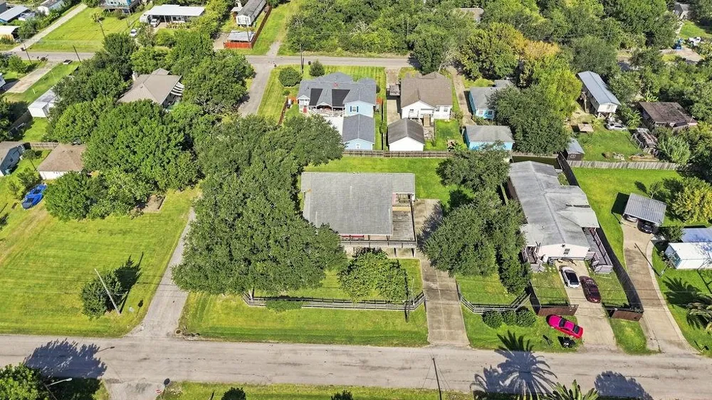 746 12th Street Dickinson, TX 77539