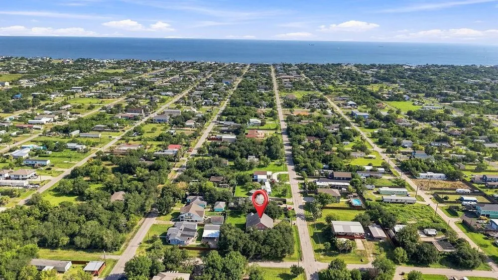 746 12th Street Dickinson, TX 77539