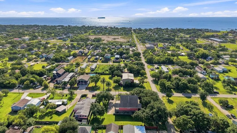 746 12th Street Dickinson, TX 77539