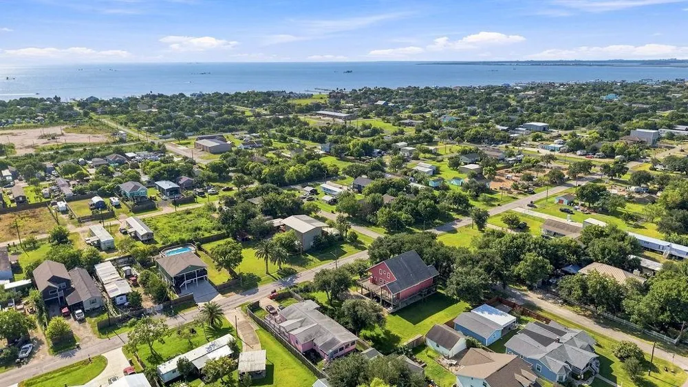 746 12th Street Dickinson, TX 77539