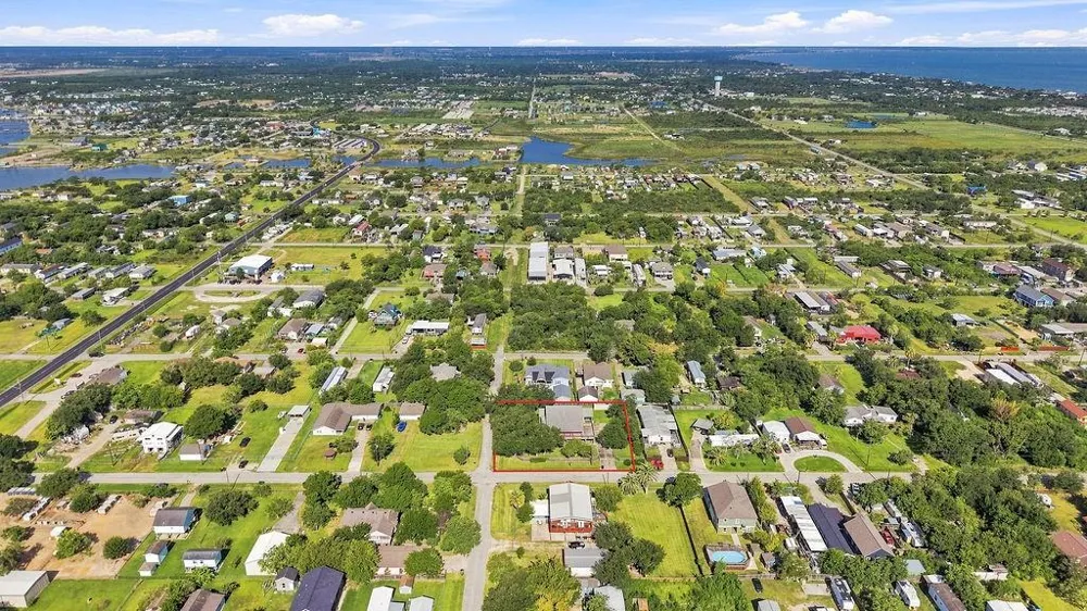 746 12th Street Dickinson, TX 77539