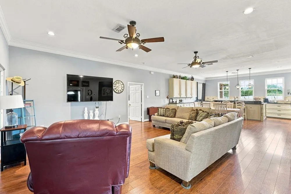 746 12th Street Dickinson, TX 77539