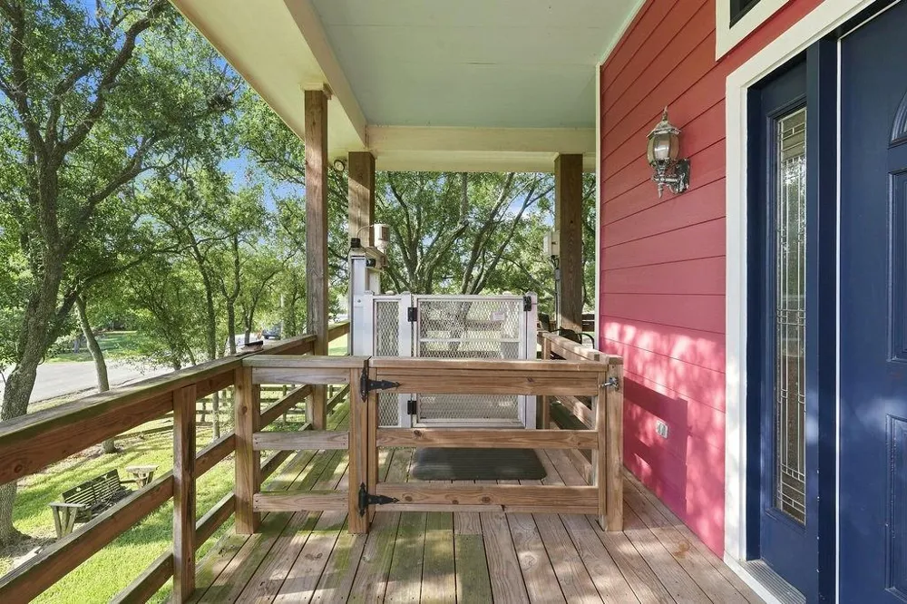 746 12th Street Dickinson, TX 77539