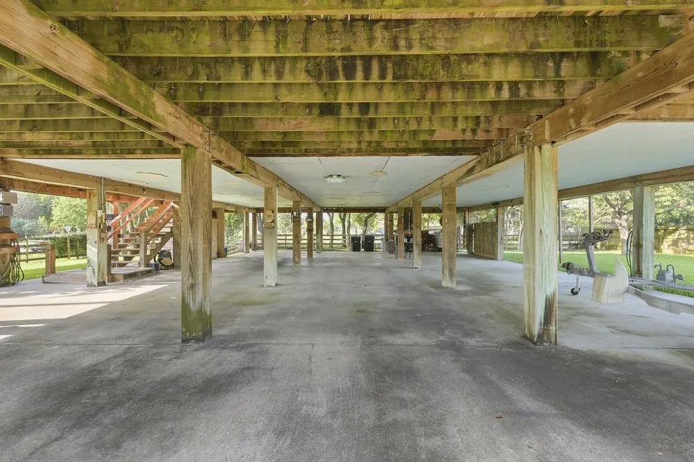746 12th Street Dickinson, TX 77539