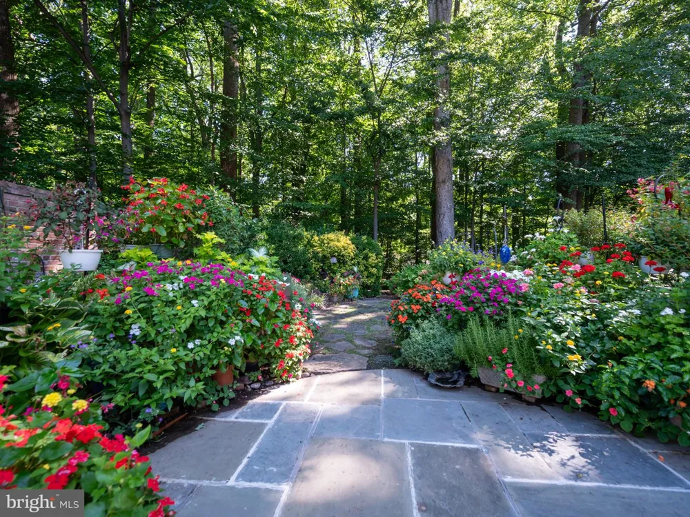 5021 KINGSTON DRIVE Annandale, VA 22003